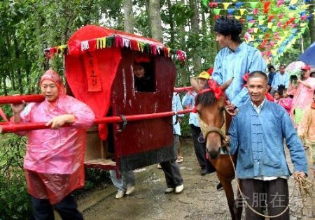 古代布依族“派出所”—寨神廟
點擊圖片查看下一推薦文章:達爾扈特：神秘的成陵守靈人