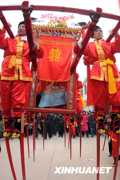 1月6日，迎親的隊伍“高抬花轎”。