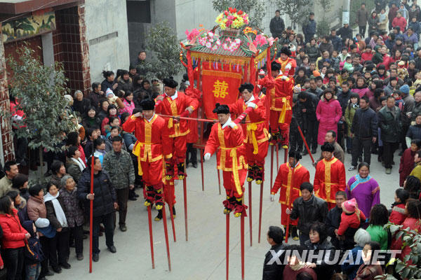 1月6日，迎親的隊伍“高抬花轎”。