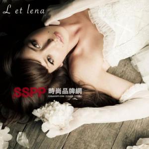 
	藤井莉娜展示自制婚紗“L et lena”系列