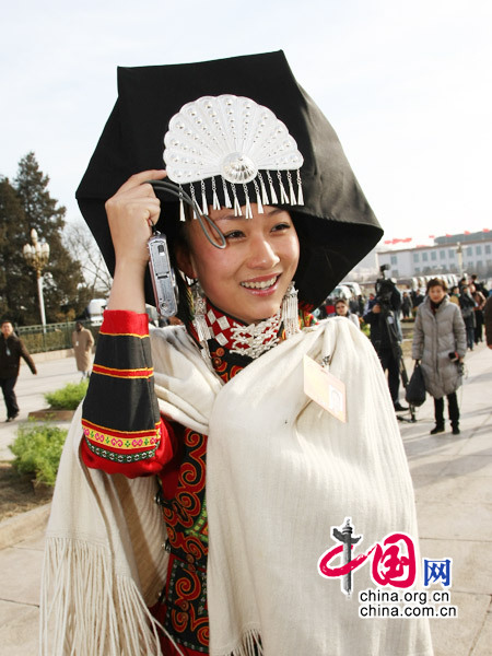 少數民族女代表進入會場" /></a></td>
        </tr>
        <tr>
            <td align=