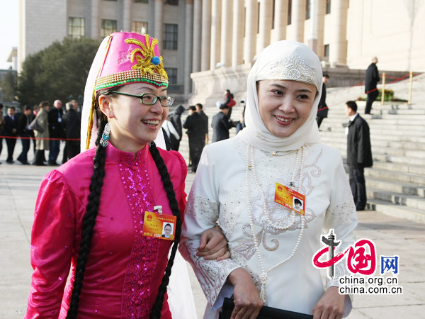 少數民族女代表進入會場" /></a></td>
        </tr>
        <tr>
            <td align=