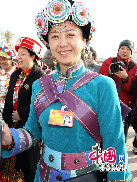 少數民族女代表進入會場" /></a></td>
                    </tr>
                    <tr>
                        <td align=