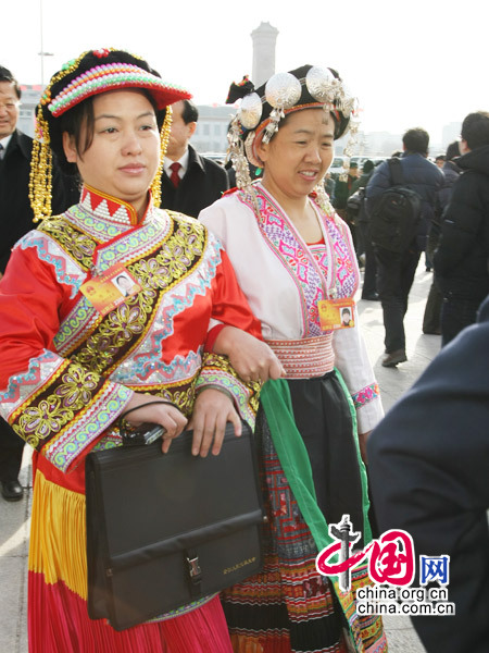 少數民族女代表進入會場" /></a></td>
                    </tr>
                    <tr>
                        <td align=