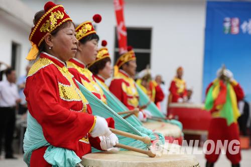 5月24日，第五屆門(mén)頭溝雁翅鎮(zhèn)舉辦淤白村民俗文化節(jié)，接娘娘、蹦蹦戲等民俗傳統(tǒng)文化吸引十里八村百姓齊聚淤白村。圖為威風(fēng)鑼鼓表演。千龍網(wǎng)記者 李同非攝