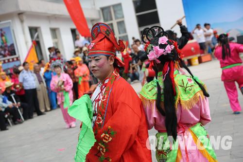 5月24日，第五屆門(mén)頭溝雁翅鎮(zhèn)舉辦淤白民俗文化節(jié)，接娘娘、蹦蹦戲等民俗傳統(tǒng)文化吸引十里八村百姓齊聚淤白村。圖為現(xiàn)場(chǎng)花會(huì)表演。千龍網(wǎng)記者 李同非攝