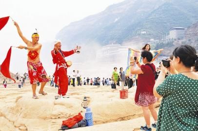 民間藝人劉愛國為黃河壺口瀑布景區游客表演