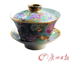 描金花卉蓋杯，上世紀(jì)80年代廠貨。