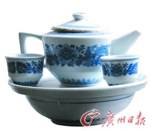 上世紀(jì)80年代的華風(fēng)瓷廠廠貨，8頭帶茶盤青花茶具(部分)。