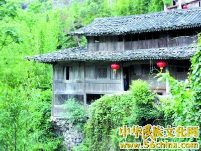 碗窯民居大多沿著山坡依山就勢(shì)而成。