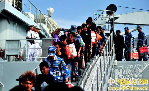 10月3日，獲救漁民抵達后，有序走下軍艦。 