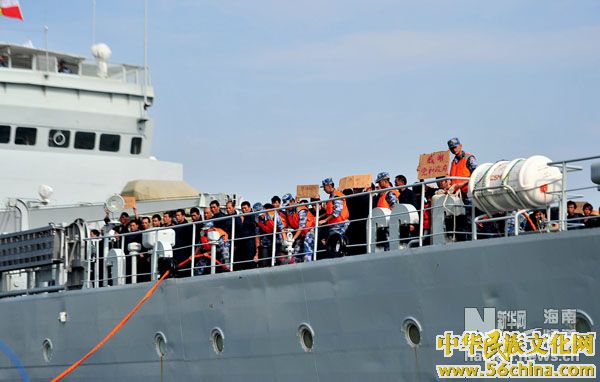 10月3日，獲救漁民搭乘軍艦抵達三亞