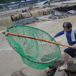 貴州雷山洪水漸消退 村民洪水中淡定撈魚