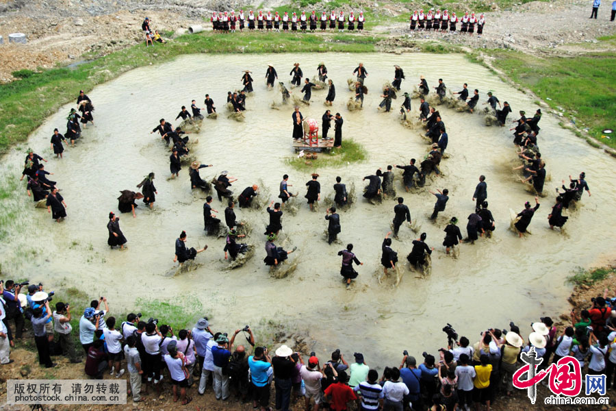  2011年7月6日，貴州省劍河縣群眾在表演苗族“水鼓舞”。中國網(wǎng)圖片庫 楊文斌攝