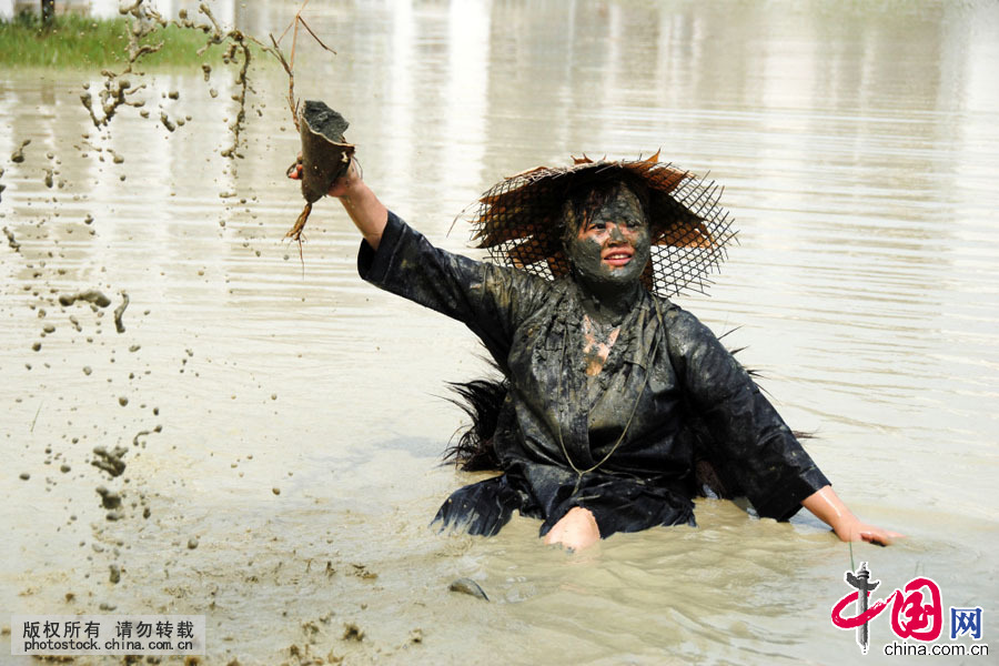 2011年7月6日，貴州省劍河縣苗族同胞在“水鼓舞”中相互嬉戲打鬧，以示祝福。中國網(wǎng)圖片庫 楊文斌攝