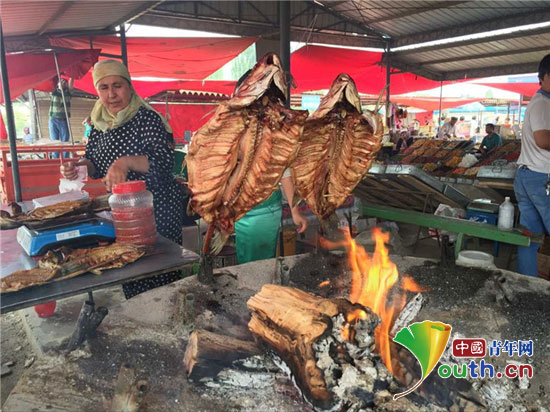 圖為麥蓋提縣大巴扎一烤魚攤位現場。李晨鳴供圖