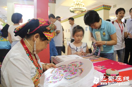 阿壩州非遺活態展示璀璨的民族文化2