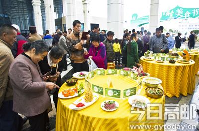 7日上午，2015高郵旅游美食節(jié)暨首屆菱塘清真美食節(jié)開(kāi)幕式在菱塘回族鄉(xiāng)舉行。省餐飲行業(yè)協(xié)會(huì)會(huì)長(zhǎng)周達(dá)志、省餐飲行業(yè)協(xié)會(huì)常務(wù)副會(huì)長(zhǎng)于學(xué)榮、省旅游局旅游信息中心主任周曉平、揚(yáng)州市旅游局副局長(zhǎng)王明宏等出席開(kāi)幕式，我市市委副書(shū)記、宣傳部部長(zhǎng)張秋紅宣布“2015高郵旅游美食節(jié)暨首屆菱塘清真美食節(jié)”開(kāi)幕，副市長(zhǎng)錢(qián)富強(qiáng)致辭，副市長(zhǎng)楊文喜主持開(kāi)幕式，市政協(xié)副主席、市委統(tǒng)戰(zhàn)部部長(zhǎng)張貴龍出席開(kāi)幕式。