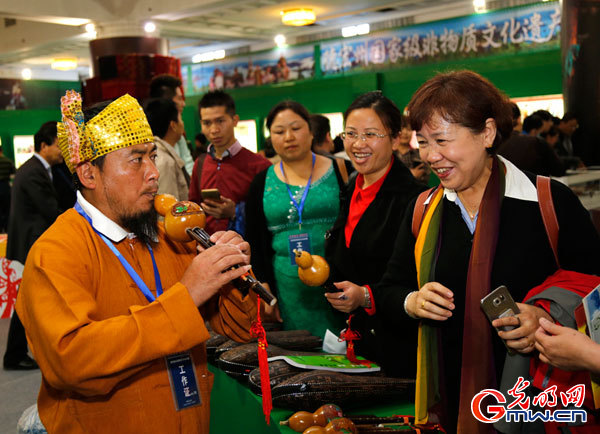 云南德宏傣族景頗族自治州成就展在北京民族文化宮開幕