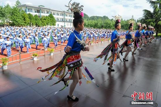 6月16日，貴州省丹寨縣揚武中學學生跳錦雞舞。近年來，為了傳承少數民族傳統文化，貴州省丹寨縣積極開展民族民間文化進校園活動。揚武中學以國家級非物質文化遺產錦雞舞、苗族手工蠟染等為基礎自編了錦雞舞大課間體操以及開設了蠟染班、芒筒蘆笙舞班，編寫《苗族蠟染》教材，為少數民族學生搭建了多元化的教育成長平臺。中新社記者